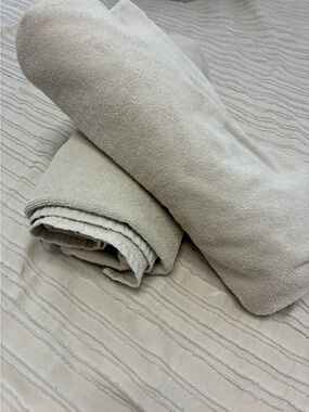 Plus size bath towels. Cream colour. XL size sheet towels.